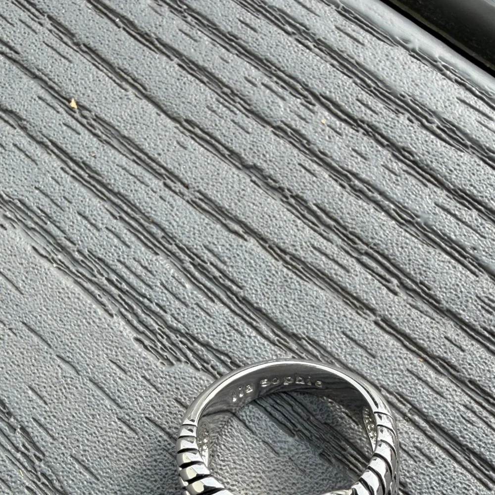 ❄️ Lia Sophia Silver Textured Ring - Picture 2 of 3